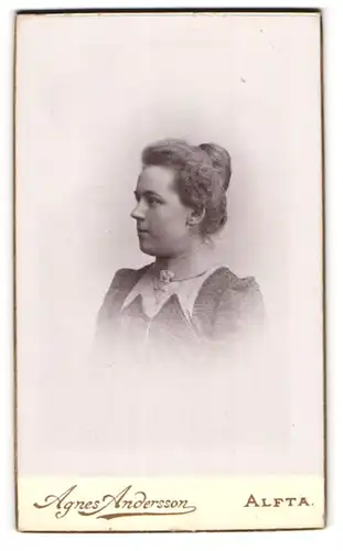 Fotografie Agnes Andersson, Alfta, Profilportrait junge Frau mit Haarknoten