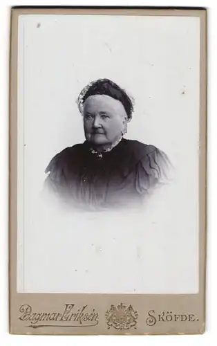 Fotografie Dagmar Eriksén, Sköfde, Portrait Greisin mit Kopfputz