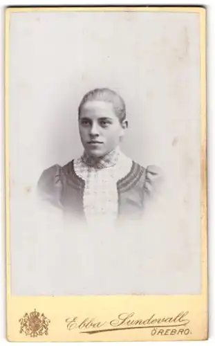 Fotografie Ebba Sundewall, Örebro, Portrait Fräulein mit zurückgebundenem Haar