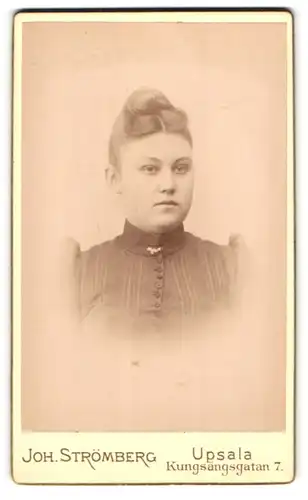 Fotografie Joh. Strömberg, Upsala, Portrait junge Dame mit hochgestecktem Haar
