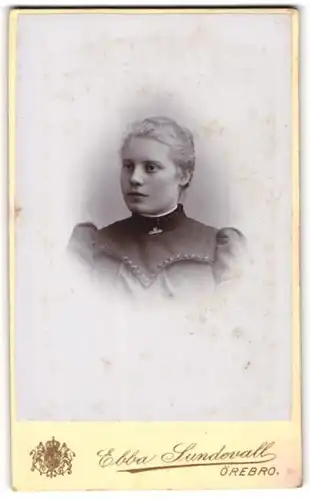 Fotografie Ebba Sundevall, Örebro, Portrait junge Dame im eleganten Kleid