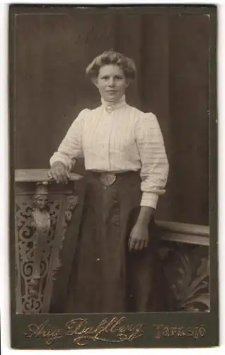 Fotografie Aug. Dahlberg, Tärnsjö, Portrait hübsch gekleidete Dame an Sockel gelehnt