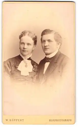 Fotografie W. Höffert, Dresden, Portrait bürgerliches Paar in modischer Kleidung