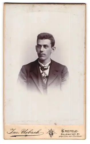 Fotografie Jac. Uebach, Krefeld, Portrait junger Herr im Anzug mit Krawatte