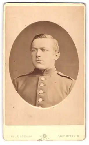 Fotografie Emil Giessow, Gera, Portrait stattlicher Soldat in interessanter Uniform