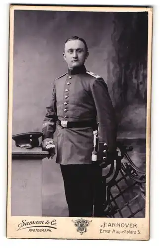 Fotografie Samson & Co., Hannover, Portrait stattlicher Soldat in interessanter Uniform