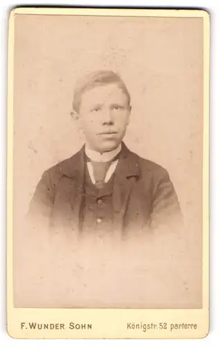 Fotografie F. Wunder, Hannover, Portrait blonder Bube in Krawatte und Jackett