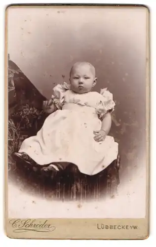 Fotografie C. Schröder, Lübbecke i. W., Portrait süsses Baby im weissen Taufkleid