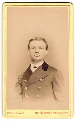 Fotografie Emil Klaus, Meinersdorf, Portrait stattlciher junger Mann mit Scheitel im Jackett