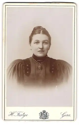 Fotografie H. Festge, Gera, Portrait bildschönes Fräulein mit Haarbrosche und Halskette