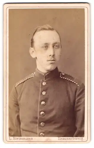 Fotografie L. Steinmann, Braunschweig, Portrait charmanter junger Soldat in interessanter Uniform