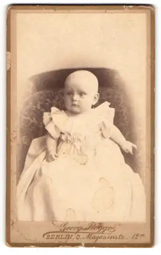 Fotografie Georg Rogge, Berlin, Portrait süsses Baby im Taufkleidchen