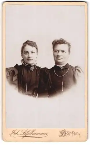 Fotografie Joh. Lesslhummer, Dorfen, Portrait zwei bürgerliche Damen in eleganten Kleidern