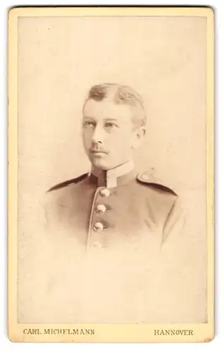 Fotografie Carl Michelmann, Hannover, Portrait Soldat in Uniform