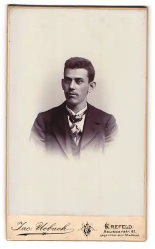 Fotografie Jac. Uebach, Krefeld, Portrait junger Herr im Anzug mit Krawatte