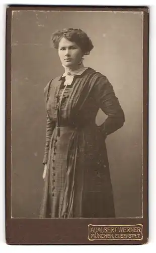 Fotografie Adalbert Werner, München, Portrait junge Dame im modischen Kleid