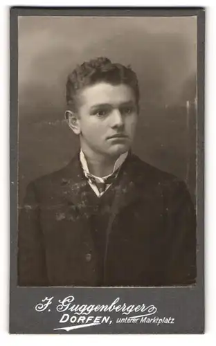 Fotografie Josef Guggenberger, Dorfen, Portrait junger Mann im Anzug mit Krawatte