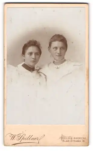 Fotografie W. Spillner, Hildesheim, Portrait zwei junge Damen in weissen Kleidern