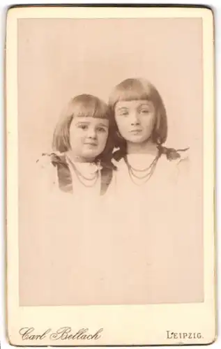 Fotografie Carl Bellach, Leipzig, Portrait zwei kleine Mädchen in hübschen Kleidern