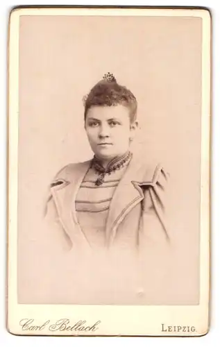 Fotografie Carl Bellach, Leipzig, Portrait modisch gekleidete Dame mit Halskette
