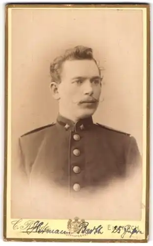 Fotografie Carl Remde, Eisenach, Portrait Soldat in Uniform mit Zwirbelbart