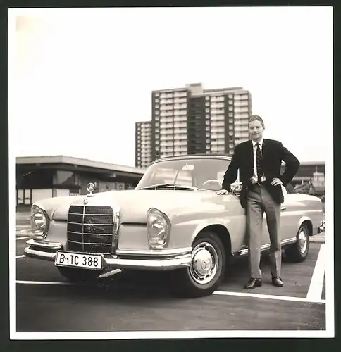 Fotografie Auto Mercedes Benz W111 Cabrio, Luxus-PKW mit Kfz-Kennzeichen Berlin