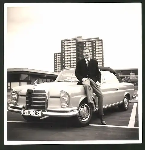 Fotografie Auto Mercedes Benz Cabrio W111, Fahrer sitzt lässig auf dem Kotflügel