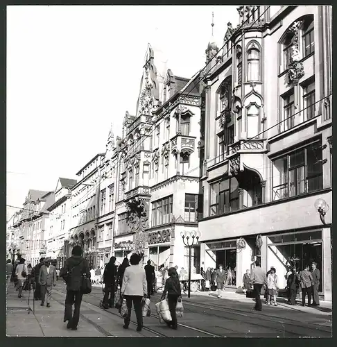 Fotografie Bauakademie der DDR, Berlin, Ansicht Halle / Saale, Leipziger Strasse mit Ladengeschäften
