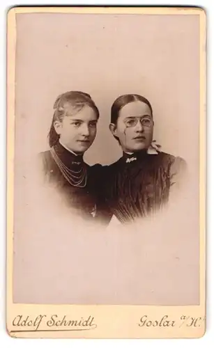 Fotografie Adolf Schmidt, Goslar a / H., Portrait zwei junge Damen in zeitgenössischen Kleidern