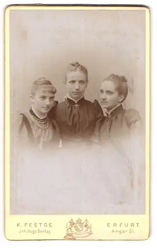 Fotografie K. Festge, Erfurt, Portrait von drei jungen Damen in eleganten Kleidern
