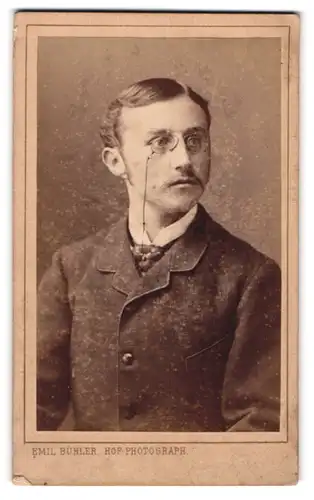 Fotografie Emil Bühler, Mannheim, Portrait junger Mann mit moderner Frisur und Zwicker