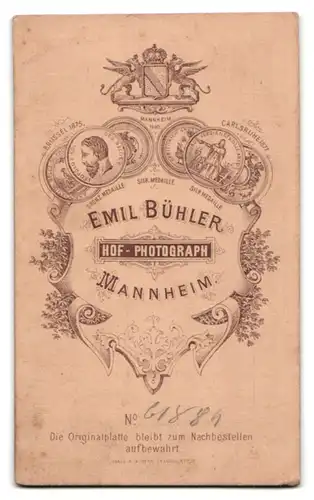 Fotografie Emil Bühler, Mannheim, Portrait junger Mann mit moderner Frisur und Zwicker