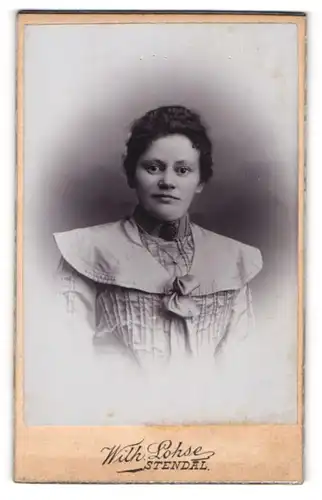 Fotografie Wilh. Lohse, Stendal, Portrait junge Dame mit Kragenbrosche und Halskette