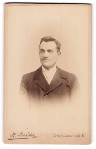 Fotografie H. Zeidler, Berlin-SW, Portrait junger Mann im Anzug mit Krawatte