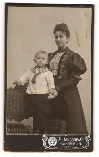 Fotografie A. Jandorf & Co., Berlin, Portrait bürgerliche Dame mit einem kleinen Jungen