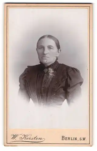 Fotografie W. Kersten, Berlin-SW, Portrait bürgerliche Dame mit zurückgebundenem Haar
