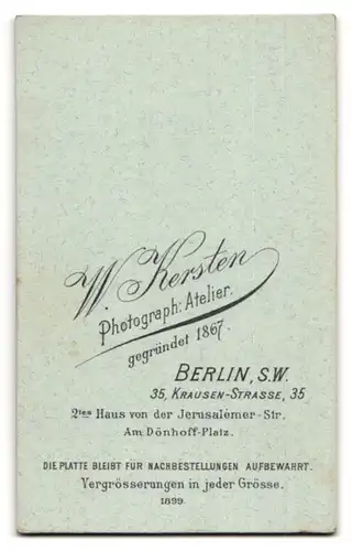 Fotografie W. Kersten, Berlin-SW, Portrait bürgerliche Dame mit zurückgebundenem Haar