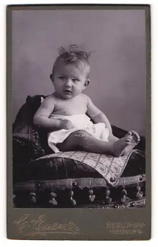 Fotografie C. Euen, Berlin-SW, Portrait niedliches Kleinkind im weissen Leibchen auf Sessel sitzend