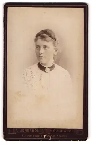 Fotografie A. Monbaron, Neuchâtel, Portrait junge Dame mit Hochsteckfrisur und Kragenbrosche