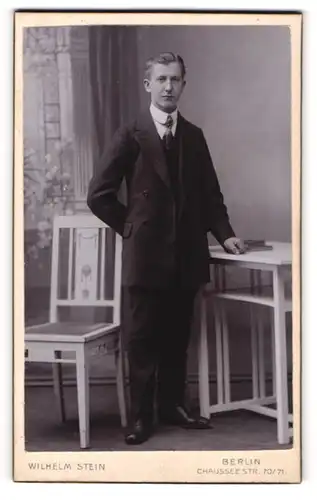 Fotografie Wilhelm Stein, Berlin, Portrait junger Herr im Anzug mit Krawatte