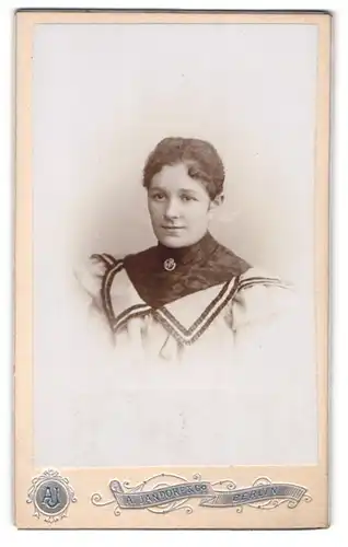 Fotografie A. Jandorf & Co., Berlin, Portrait junge Dame mit zurückgebundenem Haar