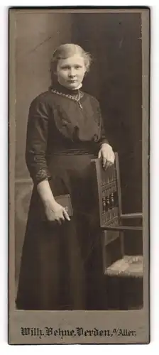 Fotografie Wilh. Behne, Verden a / Aller, Portrait junge Dame im schwarzen Kleid mit Buch
