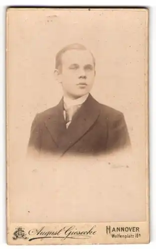 Fotografie August Giesecke, Hannover, Portrait junger Mann im Anzug mit Krawatte