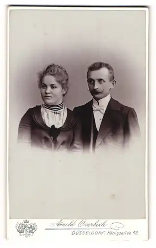 Fotografie Arnold Overbeck, Düsseldorf, Portrait bürgerliches Paar in modischer Kleidung