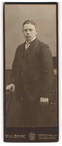 Fotografie Wilh. Behne, Verden a / Aller, Portrait junger Herr im Anzug mit Krawatte