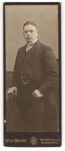 Fotografie Wilh. Behne, Verden a / Aller, Portrait junger Herr im Anzug mit Krawatte
