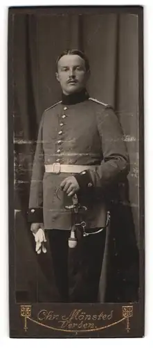 Fotografie Chr. Mönsted, Verden, Portrait Soldat in Uniform mit Degen und Handschuhen