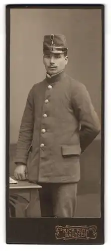 Fotografie Rich. Huth, Bautzen, Portrait Soldat in Uniform mit Schirmmütze
