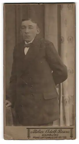 Fotografie Adolf Bruns, Hamburg, Portrait junger Mann im Anzug mit Fliege