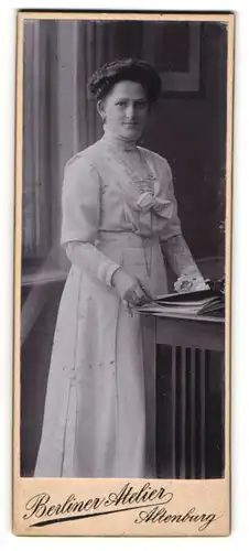 Fotografie Berliner Atelier, Altenburg, Portrait bürgerliche Dame mit Buch an Tisch gelehnt